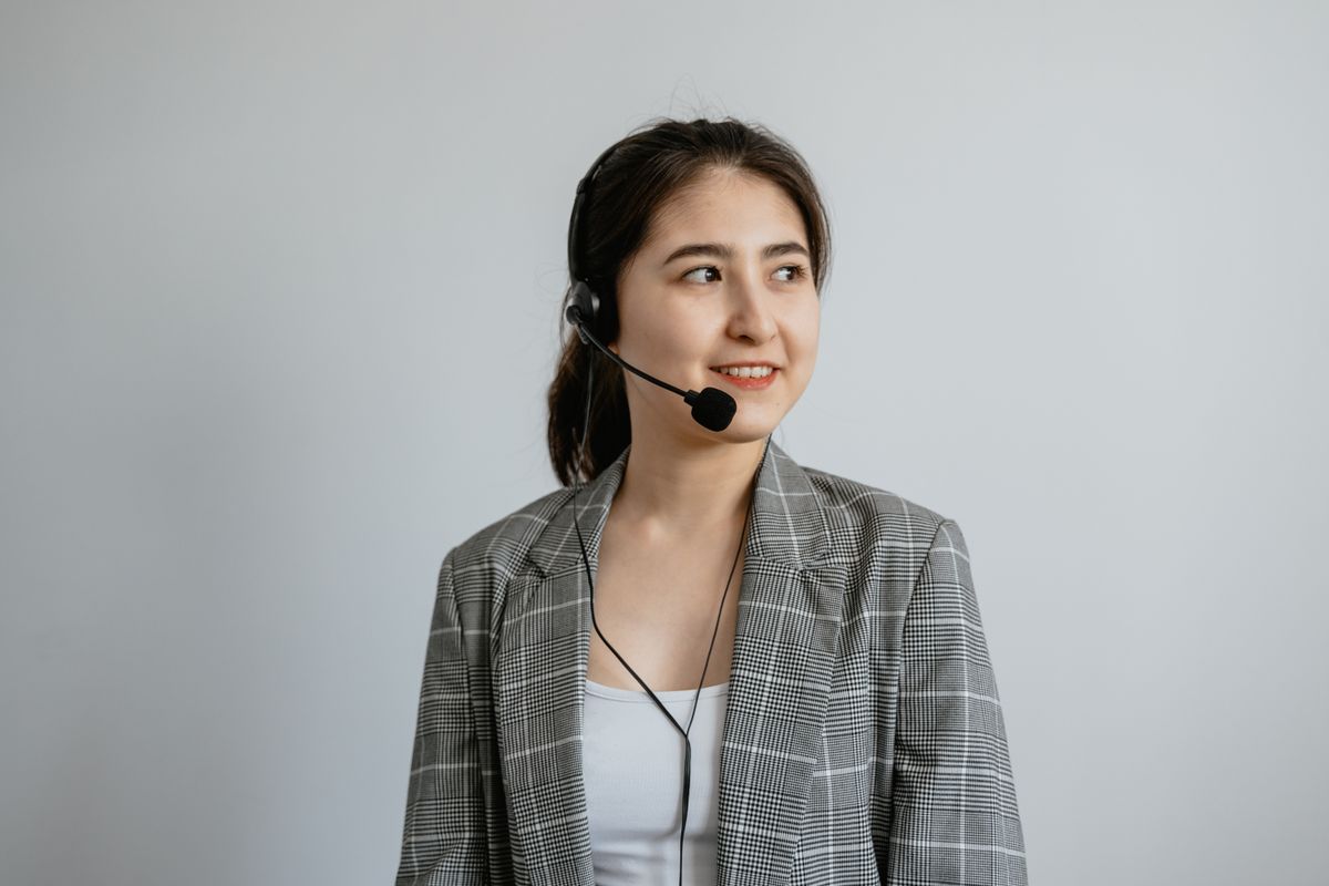 Dental virtual assistant answering calls and scheduling appointments