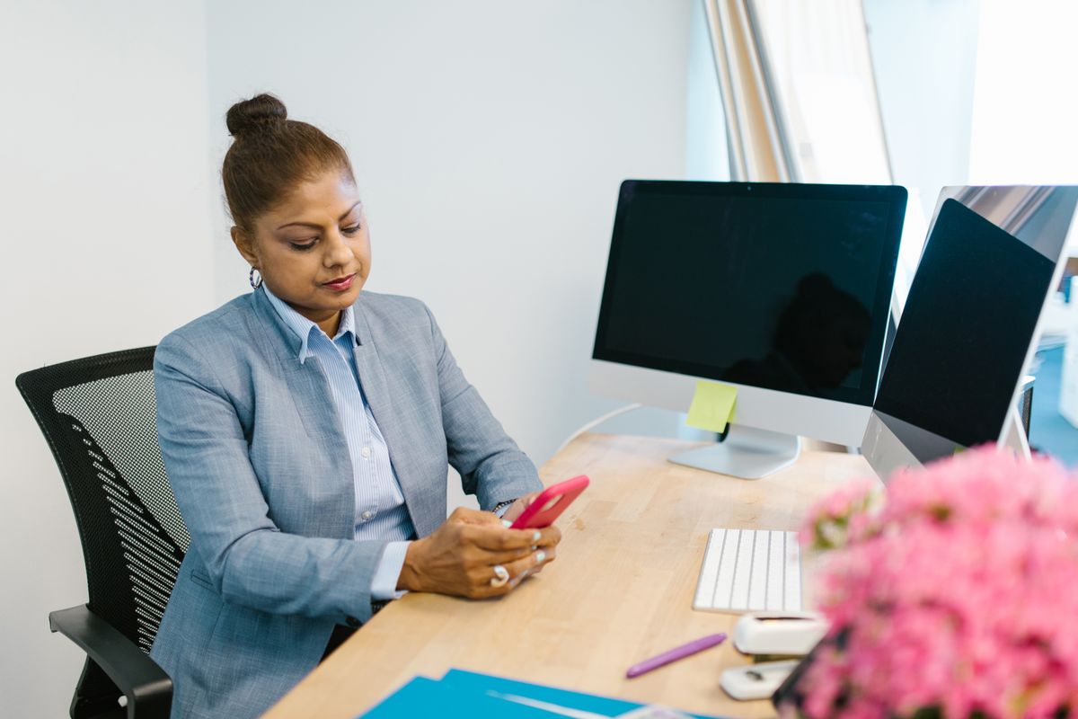 Dental patient communication specialist sending appointment reminders