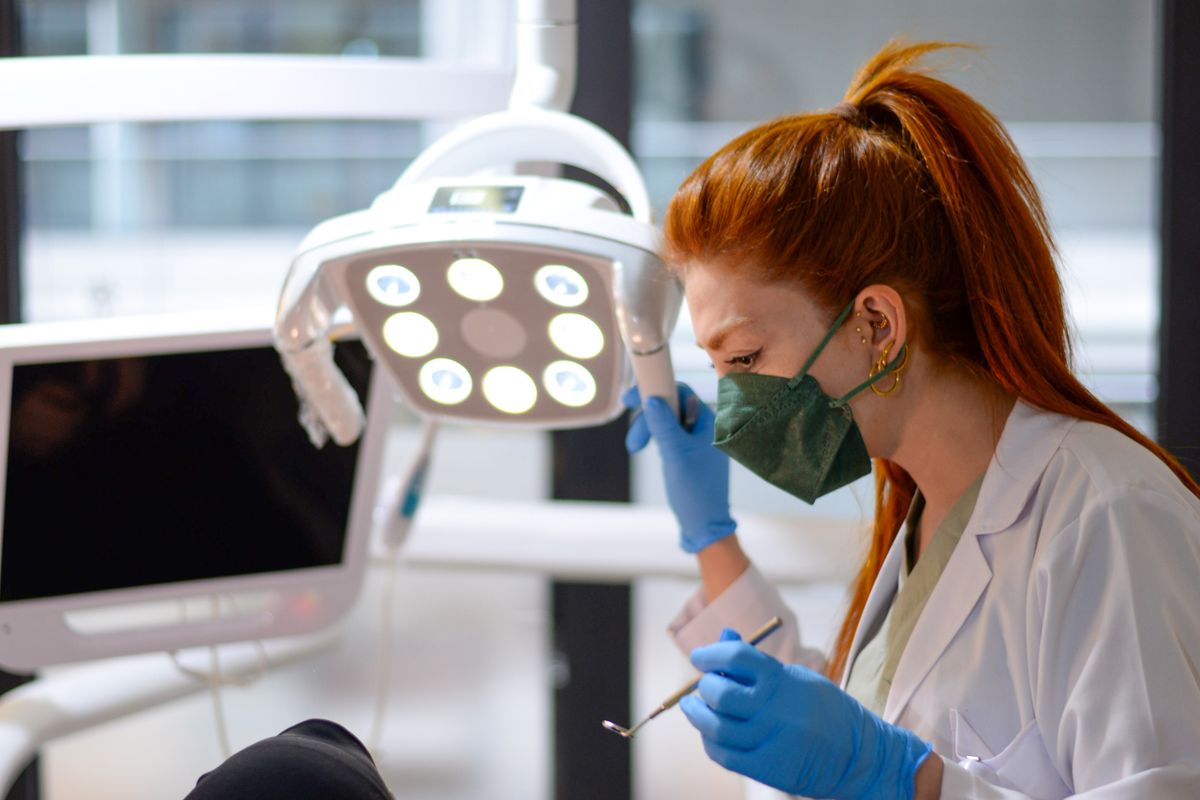 Solo dental practice using virtual front desk support